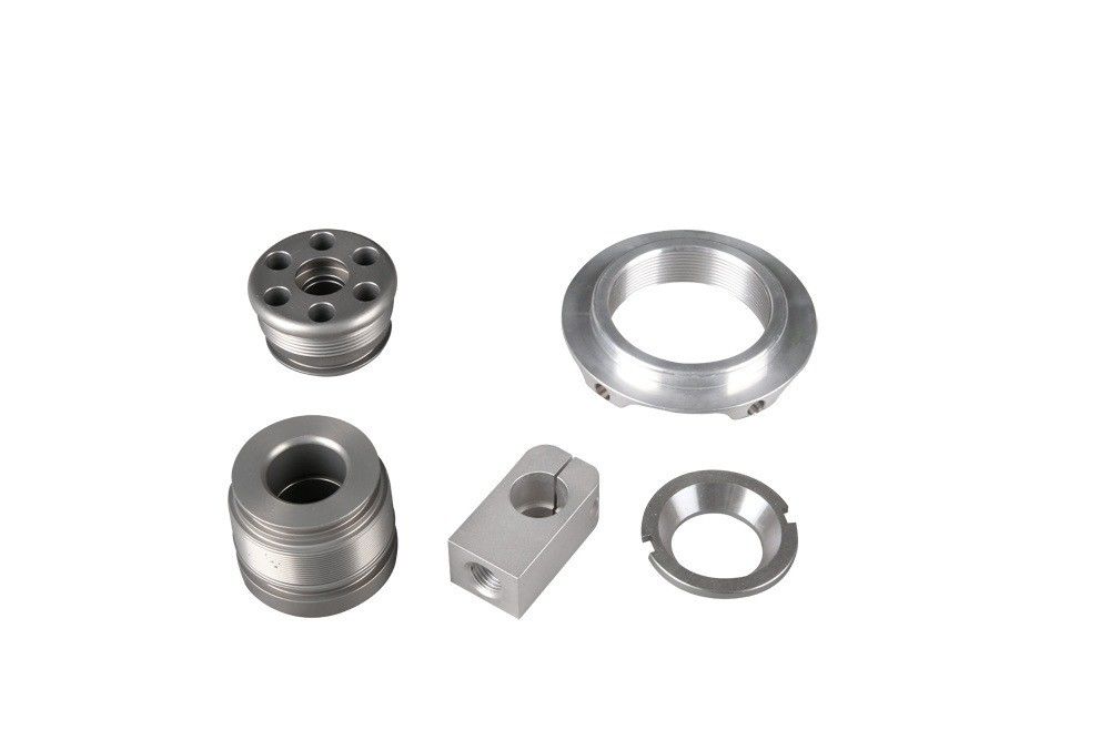 Top-niveau roestvrijstalen onderdelen vervaardigd door middel van CNC freeswerk voor luxe horlogekastjes.